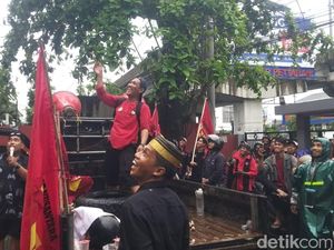 Massa Demo Lempari Telur Kantor Disnaker Makassar Saat Pleno UMK 2025