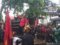 Massa Demo Lempari Telur Kantor Disnaker Makassar Saat Pleno UMK 2025