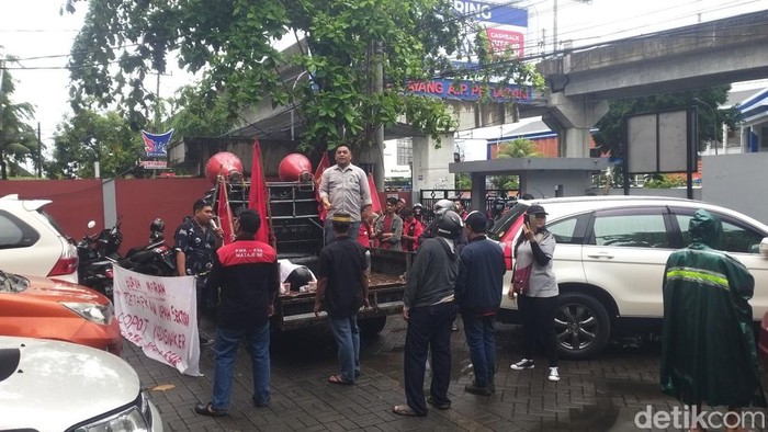 Massa demo UMK 2025 memblokade kantor Disnaker Makassar.