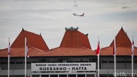 Diketahui, Menteri BUMN Erick Thohir menyebut Bandara Soekarno-Hatta diproyeksikan melayani hingga 170 ribu penumpang per hari selama puncak Nataru, naik dari rata-rata 150 ribu penumpang harian.   