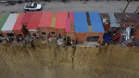 Dinamakan rumah bunuh diri, penghuni rumah ini menolak untuk pindah meski tanah terus tergerus air. 