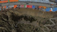 Pemandangan drone menunjukkan deretan rumah warna-warni, yang secara lokal dikenal sebagai rumah bunuh diri, tempat tinggal yang dibangun di tepi tebing. 
