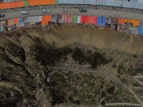 Para Penghuni Rumah di Tepi Jurang yang Bertaruh Nyawa dalam Bahaya