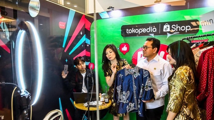 Menteri Perdagangan Budi Santoso memberikan paparan saat menghadiri acara kilas balik online Tokopedia di Jakarta, Kamis (12/12/2024). Budi Santoso menyampaikan bahwa pada 2023, transaksi e-commerce mencapai Rp453 triliun dan diproyeksikan naik menjadi Rp487 triliun pada 2024, sedangkan jumlah pengguna e-commerce juga meningkat 65,65 juta orang pada 2024, naik 11 persen dari tahun sebelumnya. ANTARA FOTO/Rivan Awal Lingga/rwa.