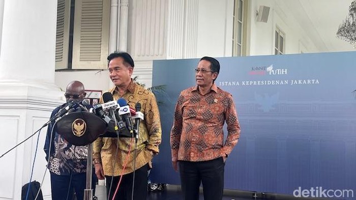 Menko Yusril Ihza Mahendra dalam jumpa pers di Istana Kepresidenan Jakarta