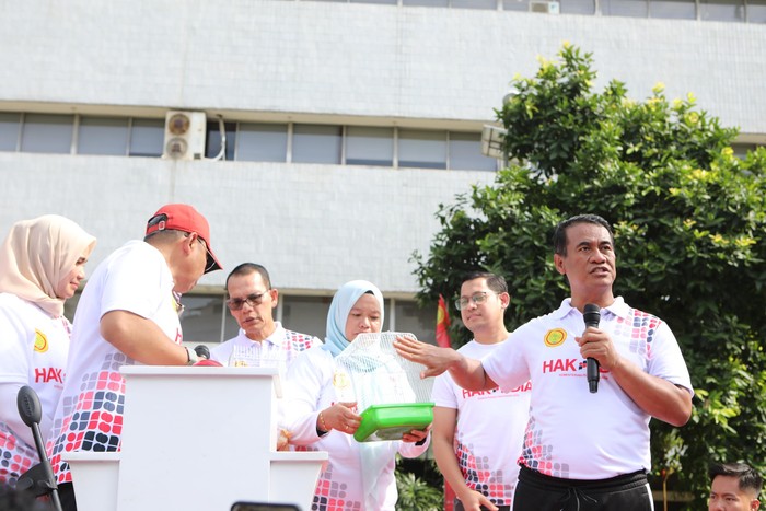 Mentan Bagikan Sajadah & Tikus ke Staf di Peringatan Hari Antikorupsi