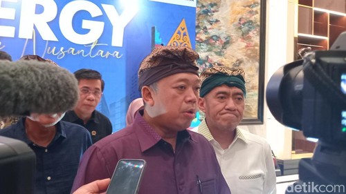 Menteri ATR/BPN Nusron Wahid seusai menghadiri acara penghargaan dari Pertamina di Jimbaran, Kuta Selatan, Badung, Bali, Jumat (13/12/2024). (Foto: Aryo Mahendro/detikBali)