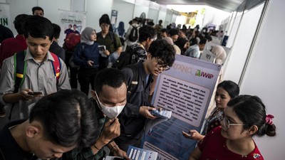 Ribuan Orang Berburu Lowongan Kerja di Jakarta