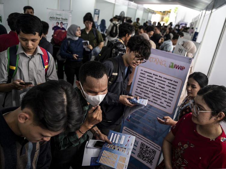 Ribuan Orang Berburu Lowongan Kerja di Jakarta