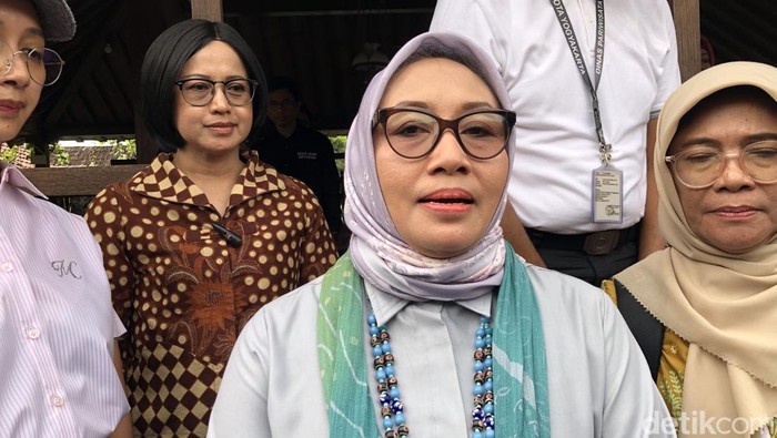 Menteri PPPA, Arifah Fauzi ditemui awak media usai melakukan kunjungan di Kampung Wisata Purbayan, Kotagede, Kota Jogja, Jumat (13/12/2024).