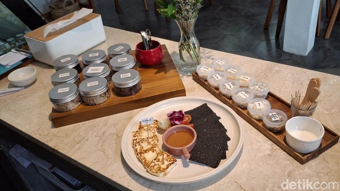 Menu Grilled Halloumi dan sampel keju juga biskuit yang bisa dicoba gratis sebelum memesan makanan di Chesse Boutique by Rosalie, Sanur, Denpasar, Bali. (Foto: I Nyoman Adhisthaya/detikBali)
