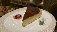 Lalu, ditutup dengan Caramelized Burnt Cheesecake yang lembut dan creamy. Untuk menu spesial tahun baru tersebut harganya mulai Rp 1.900.000 ++/orang.  Foto: detikcom/Riska Fitria