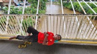 Seorang warga tertidur pulas di Jembatan Penyeberangan Orang (JPO) Jayakarta, Manggarai, Jakarta Selatan.