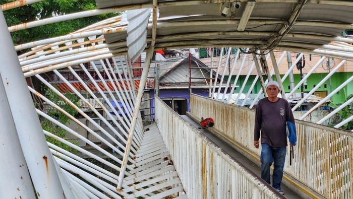 Jembatan Penyeberangan Orang Jayakarta, Manggarai, Jakarta Selatan, Jumat (13/12), kondisinya kini tak terawat.