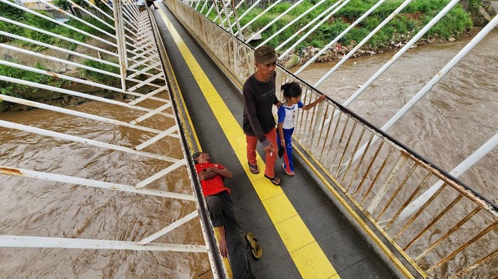 Jembatan Penyeberangan Orang Jayakarta, Manggarai, Jakarta Selatan, Jumat (13/12), kondisinya kini tak terawat.