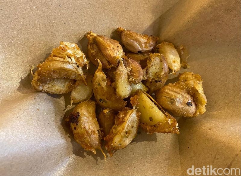 Nasi Matah Blok M: Harum Sedap! Ayam Goreng Bawang Putih Dicocol Sambal Matah