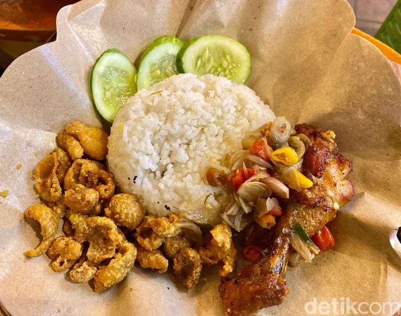 Nasi Matah Blok M: Harum Sedap! Ayam Goreng Bawang Putih Dicocol Sambal Matah