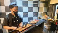 Menu utamanya ada yakitori. Tamu bisa melihat langsung proses pembuatan yakitori dari dapur semi terbuka yang berada di dalam restoran. Foto: detikFood