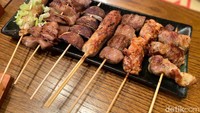 Menu yakitorinya dibagi sesuai jenis ada yakitori sayur, daging sapi, daging ayam hingga daging babi dengan kisaran harga dimulai dari  Rp 25.000++. Foto: detikFood