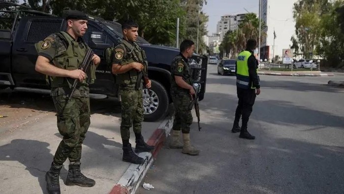 Palestinian security forces newly deployed in the city of Jenin are seen stationed at a main junctions in the occupied West Bank city of Jenin, Sunday, Aug. 13, 2023. (File photo: AFP)