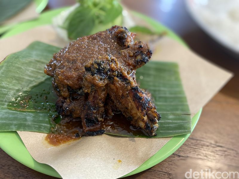 Pedas Manis Ayam Bakar Artomoro yang Paling Viral di Jogja