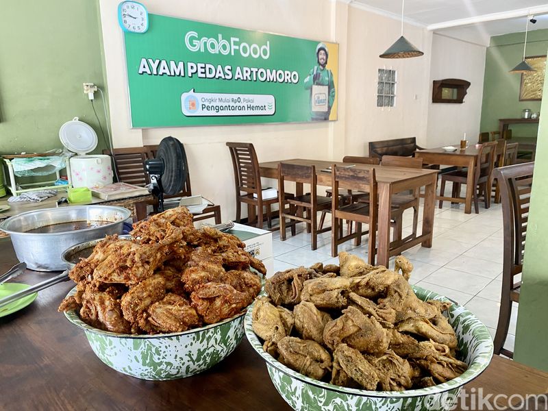 Pedas Manis Ayam Bakar Artomoro yang Paling Viral di Jogja