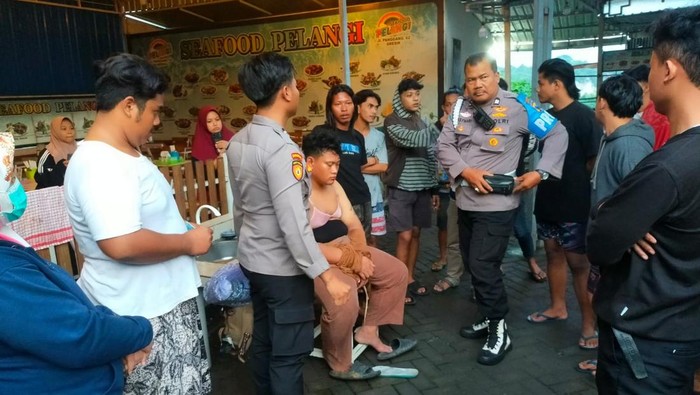 Pelaku pencurian kotak amal memakai bra berwarna pink saat diamankan warga
