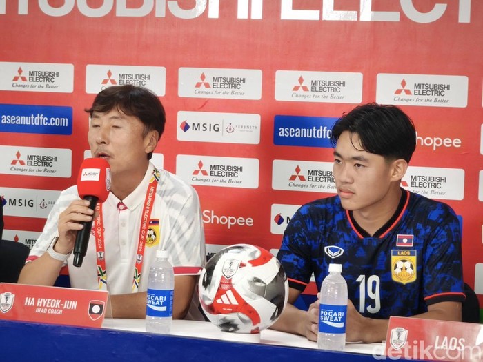 Pelatih Laos, Ha Hyeok-jun, saat konferensi pers seusai laga di Stadion Manahan Solo, Kamis (12/12/2024) malam.