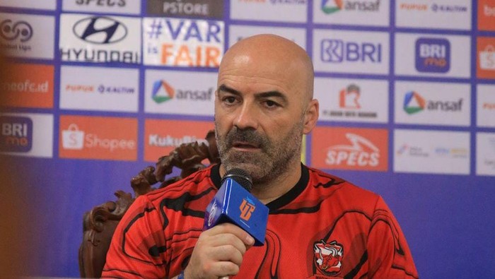 Pelatih Madura United Paulo Menezes