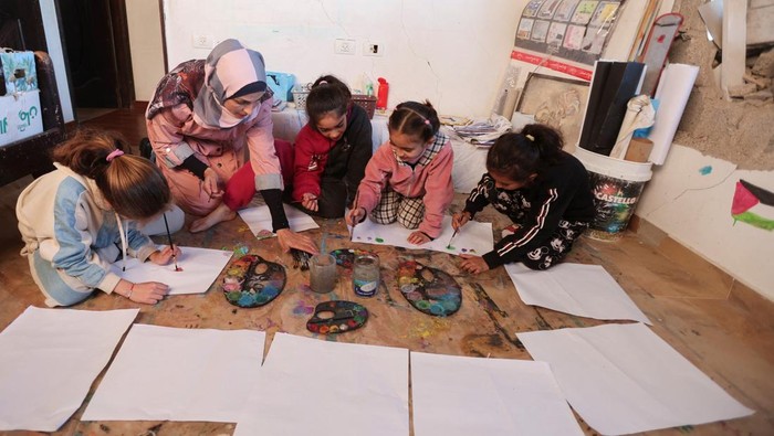 Pelukis Palestina Ajak Anak Gaza Berkarya di Tengah Konflik Seniman Palestina menggelar lokakarya seni lukis untuk anak-anak Gaza. Kegiatan ini dilakukan dua kali sepekan di tengah konflik Israel dan Hamas,