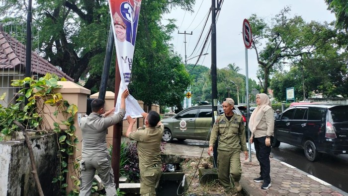 Pemkot Palembang tertibkan semua APK sisa-sisa Pilkada 2024.