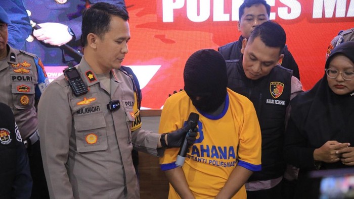Pelaku pencabulan anak di Madiun saat dihadirkan dalam jumpa pers