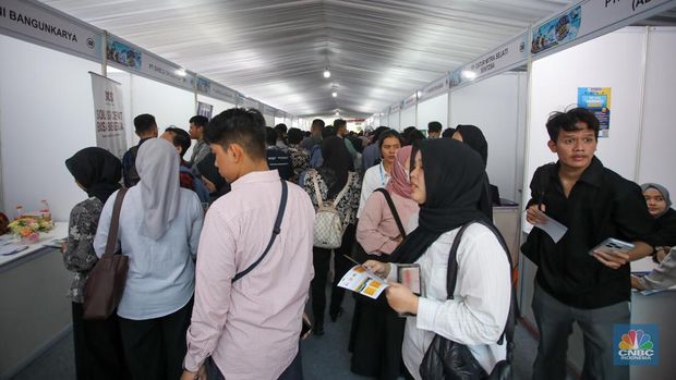 Pencari kerja yang mencari informasi lowongan pekerjaan memadati acara Naker Fest 2024 di Kementerian Ketenagakerjaan, Jakarta, Jumat (13/12/2024). (CNBC Indonesia/Faisal Rahman)