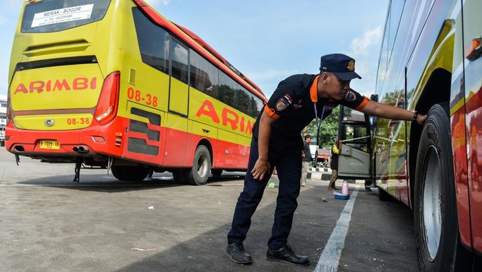 Pengecekan kelaikan bus jelang libur Natal dan tahun baru Petugas melakukan inspeksi keselamatan bus atau ramp check di Terminal Pakupatan, Kota Serang, Banten, Jumat (13/12/2024). Pemeriksaan kelayakan bus AKAP (antarkota antarprovinsi) tersebut meliputi pengecekan kelengkapan administrasi dan pemeriksaan teknis untuk mencegah risiko kecelakaan saat mengangkut para pemudik jelang liburan Natal 2024 dan tahun baru 2025. ANTARA FOTO/Putra M. Akbar/gp/aww.