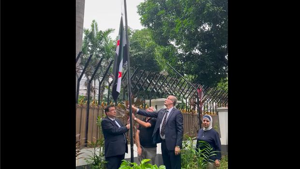 Pengibaran bendera Suriah di Kedutaan Besar Suriah di Jakarta (Dok Embassy of Syria - Jakarta)