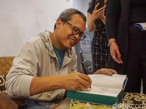 Vakum 8 Tahun, Eka Kurniawan Rilis dan Diskusi Novel Terbarunya