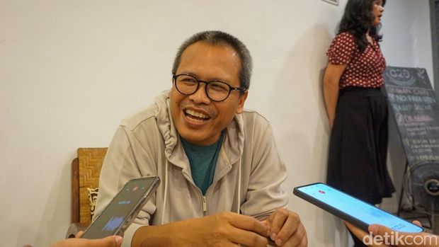 Penulis Eka Kurniawan memrilis novel terbarunya berjudul Anjing Mengeong, Kucing Menggonggong di Surabaya