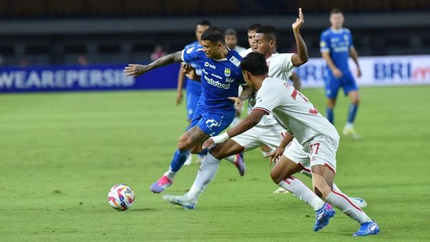 Penyerang PERSIB, Ciro Alves dibayangi pemain Malut United pada pertandingan pekan ke-14 Liga 1 2024/2025 di Stadion Gelora Bandung Lautan Api, Jumat, 13 Desember 2024.