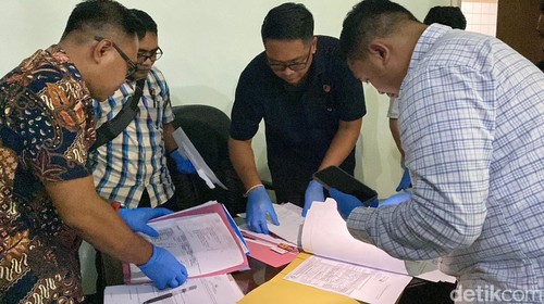 Penyidik Satreskrim Polresta Mataram menggeledah ruangan Kabid SMK di Dinas Dikbud NTB, Jumat sore (13/12/2024).