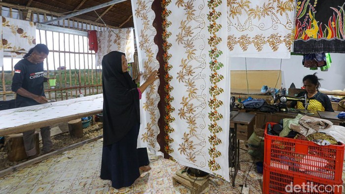 Seorang perajin batuk, Syalisatul Qamariyah Lis, bekerja di rumah batik miliknya di Langaran, Wawonii, Kabupaten Konawe Kepulauan, Sulawesi Tenggara.