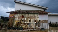 Namun, perjuangan Syalisatul tak sia-sia. Usaha batiknya bahkan mendapat perhatian dari Ketua Dekranasda Kabupaten Konawe Kepulauan. Rumah batik yang sebelumnya berada di Desa Butuea kini dipindahkan ke wilayah kota.
