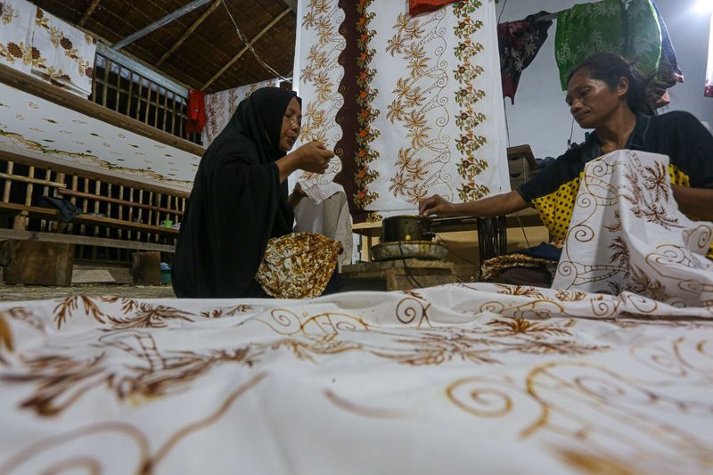 Perantau Asal Jatim Kembangkan Batik di Wawonii, Ini Ciri Khas Motifnya