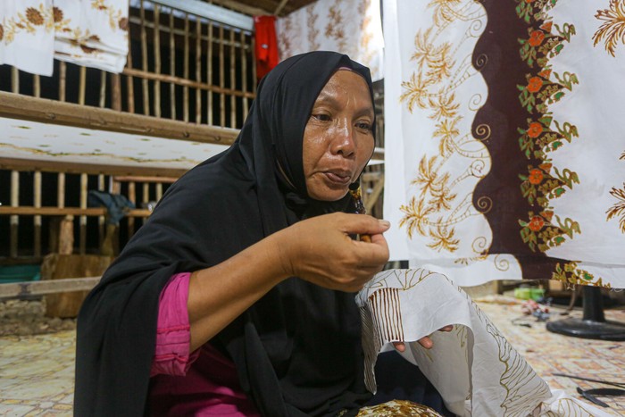 Perantau Asal Jatim Kembangkan Batik di Wawonii, Ini Ciri Khas Motifnya