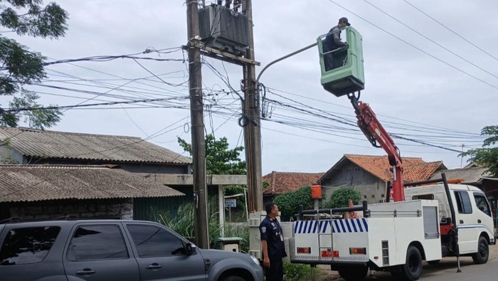 Perbaikan lampu jalan di jalur alternatif Puncak, Bogor (dok. Dishub Pemkab Bogor)