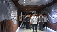 Presiden Prabowo Subianto (tengah) didampingi Menteri Agama Nasaruddin Umar (kedua kanan), Menko Bidang Infrastruktur dan Pembangunan Kewilayahan (IPK) Agus Harimurti Yudhoyono (ketiga kiri), Menteri Pekerjaan Umum (PU) Dody Hanggodo (kedua kiri), Kepala Pastor Gereja Katedral Romo Albertus Hani Rudi Hartoko (kedua kiri) meninjau Terowongan Silaturahim di Halaman Masjid Istiqlal, Jakarta, Kamis (12/12/2024).  