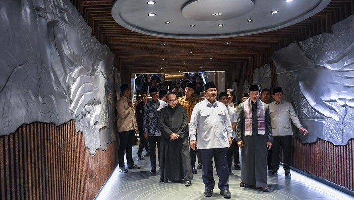 Peresmian Terowongan Silaturahim Warga berjalan di Terowongan Silaturahim usai diresmikan di Halaman Masjid Istiqlal, Jakarta, Kamis (12/12/2024). Terowongan Silaturahim Masjid Istiqlal dan Gereja Katedral dengan panjang 28,3 meter dan lebar 4,1 meter itu dirancang untuk memudahkan akses penghubung kedua rumah ibadah, serta sebagai ruang interaksi lintas agama. ANTARA FOTO/Galih Pradipta/rwa.