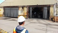 Konsentrat dalam bentuk slurry disalurkan dari tambang underground melalui pipa 110 kilometer ke pabrik pengeringan (Dewatering Plant) di pelabuhan Amamapare. Nampak buldoser mengangkut konsentrat ke mesin dan selanjutnya menjalani pengeringan.