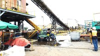 Setelah dikeringkan, konsentrat diangkut melalui conveyor belt menuju kapal penampung menuju dua smelter Freeport di Gresik, yaitu PT Smelting dan Smelter Manyar.