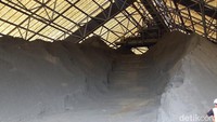 Penampakan konsentrat dari tambang bawah tanah (underground) PT Freeport Indonesia di Tembagapura, Papua.  