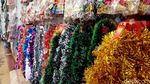 Pernak-Pernik Natal Mulai Diburu Pembeli di Malang